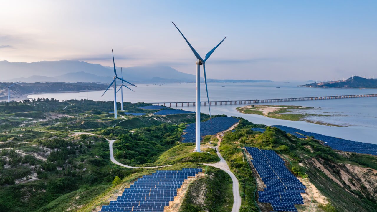 ENERGIA SOLIDALE: LE COMUNITÀ ENERGETICHE RINNOVABILI COME RISPOSTA ALLA CRISI ENERGETICA EUROPEA